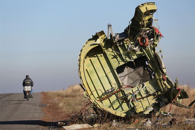 지난 7월 17일 말레이시아 항공 여객기(MH17)가 탑승객 295명을 태우고 내전 중인 우크라이나 영공을 지나다 격추돼 탑승객 전원이 사망하는 사고가 발생한지 4개월이 다 되어가고 있는 가운데, 6일(현지시간) 흐라보프 마을 사고현장에 여객기 잔해가 여전히 놓여 있다. 흐라보프=타르 연합뉴스