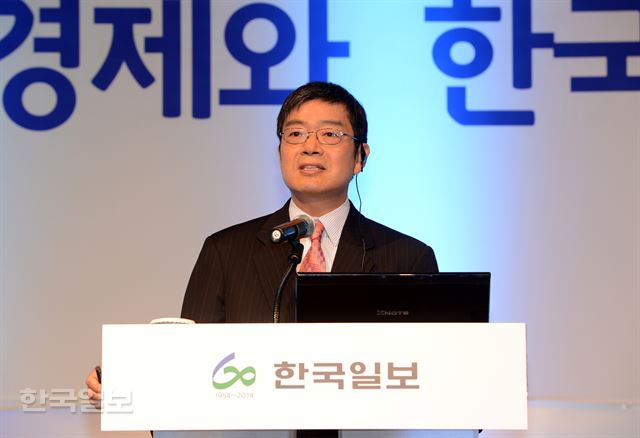 한국일보 60주년 기념 2014 차이나포럼이 7일 서울 중구 소공동 롯데호텔에서 열렸다. 세션1 중국의 신 실크로드 경제동향과 전망 관련 정영록 서울대 국제대학원 교수가 주제발표를 하고 있다. 홍인기기자 hongik@hk.co.kr