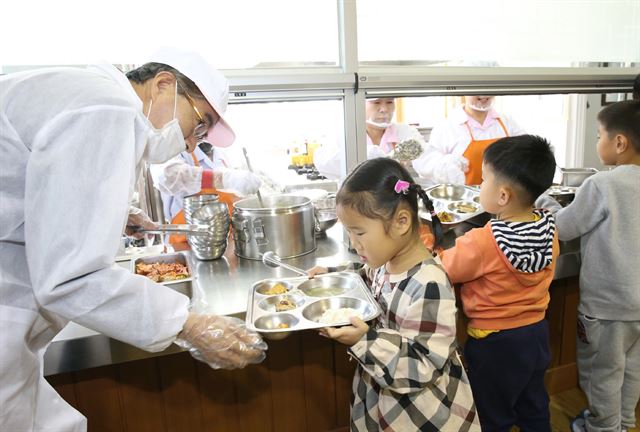 홍준표 경남도지사의 무상급식 예산 지원 중단 선언에 대해 '학교급식을 도민과 함께 지켜내겠다'고 밝힌 박종훈 경남도교육감이 7일 하동 고전초등학교에서 학생들에게 급식을 나눠주고 있다. 경남도교육청 제공