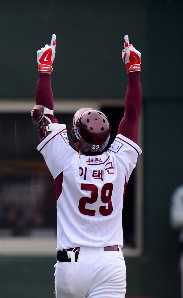 8일 오후 서울 목동야구장에서 열린 2014 프로야구 한국시리즈 4차전 넥센 히어로즈와 삼성 라이온즈의 경기에서 4회말 2사 1루 넥센 이택근이 투런홈런을 친 후 두팔을 들고 있다. 뉴시스