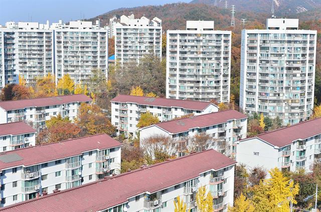 서울과 수도권지역 일부에서 대형 아파트 전셋값이 중소형 아파트 등보다 싼 기현상이 나타나고 있는 것으로 알려졌다. 사진은 이날 오후 서울 노원구 일대 아파트 모습. 뉴시스