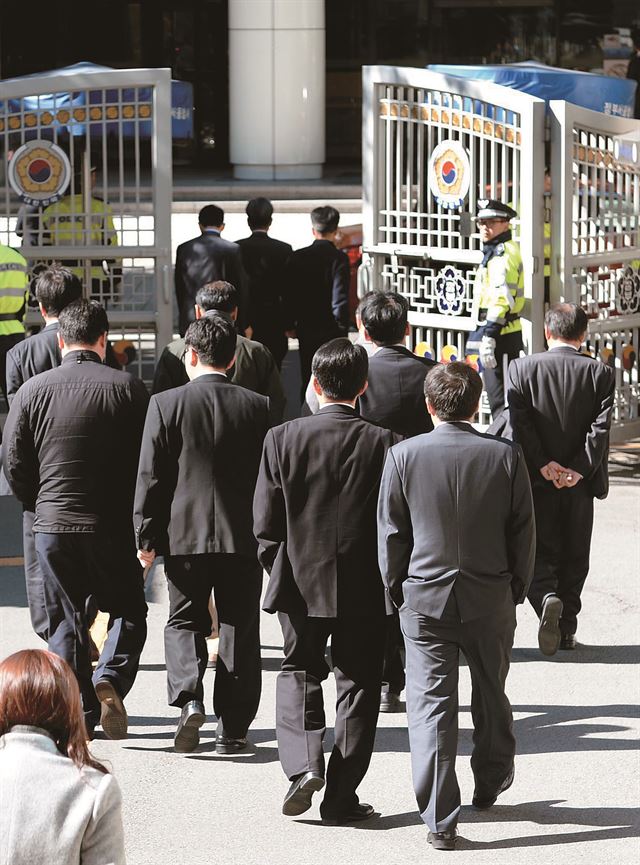 공무원연금 개정안이 전국 공무원 사회를 강타하고 있다. 지난달 27일 공무원들이 점심식사를 하기 위해 서울 종로구 세종로 정부서울청사를 나서고 있는 모습. 뉴시스