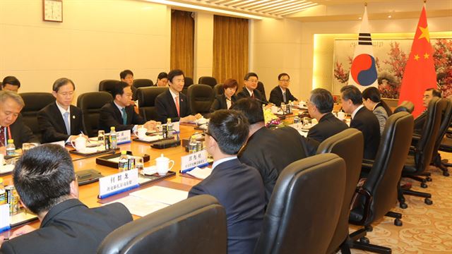 한국과 중국의 외교장관이 7일 양자 회담을 갖고 양국 관계 및 한반도 정세 지역·국제문제 등에 대해 의견을 교환했다. 연합뉴스