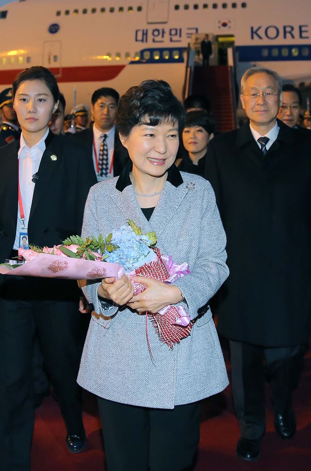 아시아태평양경제협력체(APEC) 정상회담 참석차 중국을 방문한 박근혜 대통령이 9일 베이징(北京)의 서우두 국제공항에 도착해 꽃다발을 받은 뒤 이동하고 있다. 베이징=연합뉴스