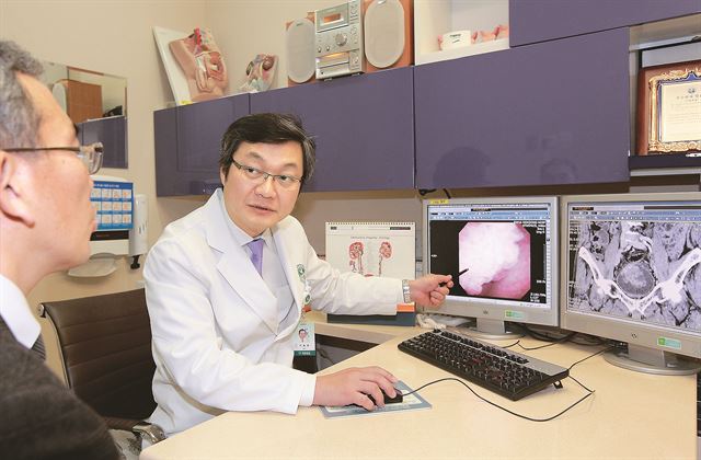 이동현 이대목동병원 교수는 "예전 10시간 걸리던 인공방광 수술이 요즘 4시간으로 짧아지면서 고령자와 만성질환자들도 수술을 받게 됐다"고 했다. 이대목동병원 제공