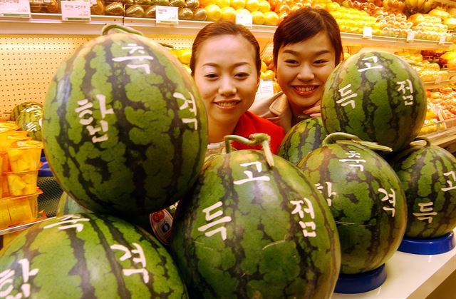 사과뿐 아니다. 2005년에는 '수능 수박'도 등장했었다. 한국일보 자료사진