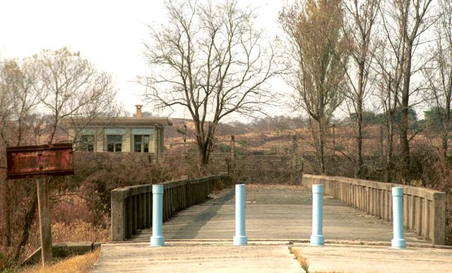 판문점 공동경비구역 자유의 다리에있는 군사분계선 팻말과 건너편 북측 초소. 한국일보 자료사진.