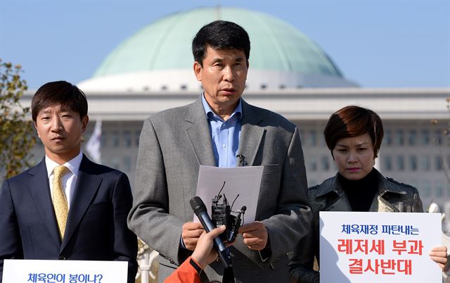 이규혁 전 스피드스케이팅 국가대표와 장윤창 국가대표선수회장, 임오경 서울시청 핸드볼 감독(왼쪽부터)이 10일 서울 여의도 국회 정문 앞에서 스포츠토토 레저세 부과를 반대하는 기자회견을 하고 있다. 뉴시스