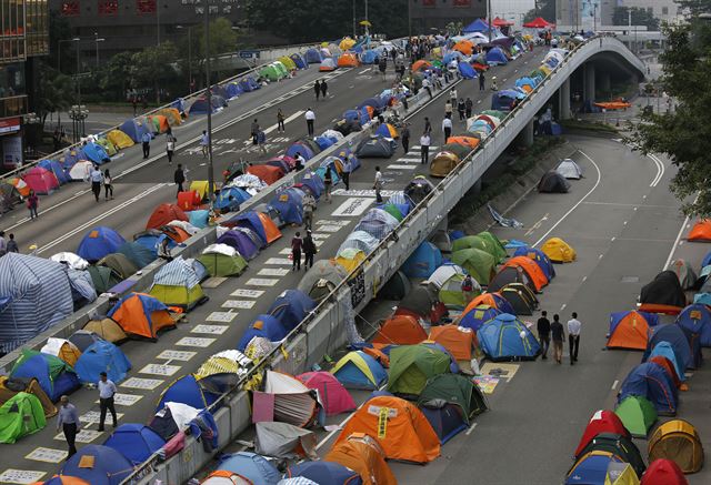 홍콩 고등법원이 '점거 해제' 명령 위반자를 체포하도록 허가한 가운데 10일(현지시간) 시위대가 점령중인 애드미럴티의 중앙정부청사 앞 도로에 시위대의 텐트가 세워져 있다. 홍콩=AP 연합뉴스