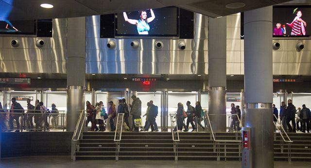 뉴욕에서 가장 큰 지하철 교통환승센터인 풀턴 센터(Fulton Center)가 10일(현지시간) 공식 개장해 승객들이 환승역을 걸어가고 있다.. 뉴욕 AP 연합뉴스