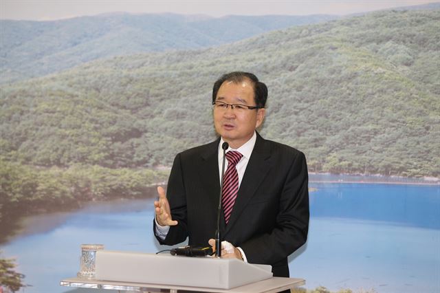 이석화 청양군수가 11일 군청 상황실에서 기자회견을 열어 뇌물수수 혐의 항소심 무죄 판결에 대해 발언하고 있다. 청양군 제공/2014-11-11(한국일보)