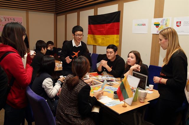 경북대에 유학 온 외국대학 교환학생 등이 일반 재학생들을 대상으로 다양한 국제화프로그램에 대해 설명하고 있다. 경북대 제공/2014-11-11(한국일보)