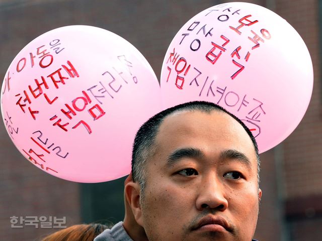 참여연대와 민노총이 참여한 교육재정파탄위기극복과 교육재정확대를 위한 국민운동본부 간부들이 지난 6일 청운동 청와대 앞에서 무상보육, 무상급식 파탄위기 대통령 해결 촉구 기자회견을 열고 있다. 왕태석기자 kingwang@hk.co.kr