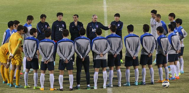 중동 원정 평가전에 나선 축구대표팀 울리 슈틸리케 감독이 11일(현지시간) 요르단 자르카의 프린스 모하메드 국제 경기장에서 열린 훈련에서 선수들에게 지시를 하고 있다. 연합뉴스