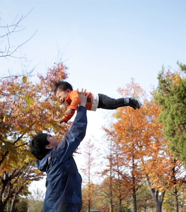 휴직하면 혼자만의 시간이 많아질 줄 알았다. 현실이 그렇지 않자 아빠는 아들을 자꾸 재우려고 했다. 어린 아들에게 전부일 수 있는 아빠가 아들을 자꾸 떼어 놓으려고 했다. 아빠가 놓으면 아들은 떨어진다.