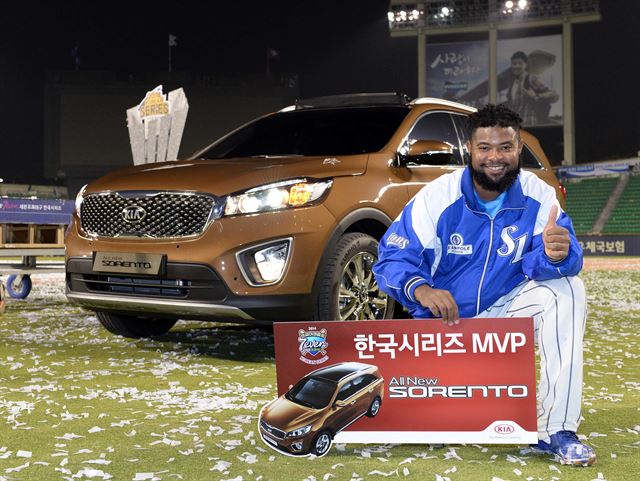 기아자동차는 지난 11일 '2014 한국시리즈 MVP'로 선정된 삼성 라이온즈의 나바로 선수에게 스포츠유틸리티차량(SUV) 올 뉴 쏘렌토를 부상으로 제공했다고 12일 밝혔다. 나바로 선수가 올 뉴 쏘렌토 앞에서 기념 촬영을 하고 있다. 기아차 제공