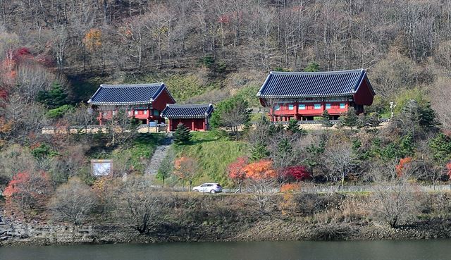 조선 후기 5대 사고 중 하나인 적상산사고는 무주양수발전소를 건설하면서 호수 바로 위로 옮겨 복원했다. 지금은 사고 박물관 역할을 하고 있다.