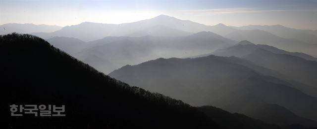 바위 절벽 끝인 안렴대에서 본 풍경. 안개가 걷히자 덕유산 향적봉과 높고낮은 능선이 서서히 모습을 드러낸다.