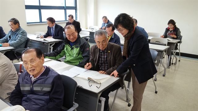 한밭대 평생교육원 동양학 강좌를 이끄는 박종순 교수가 12일 강의실에서 제자의 질문에 대해 설명하고 있다. 한밭대 제공