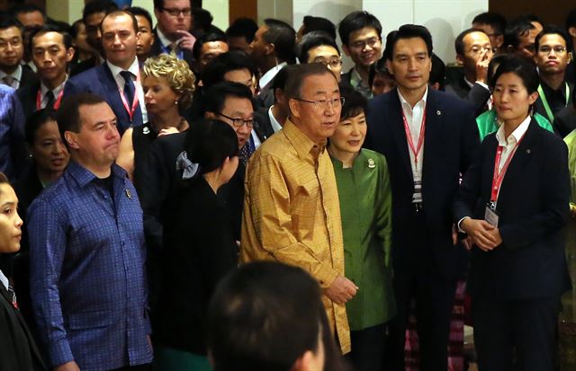 [PYH2014111300020001300] <YONHAP PHOTO-0002> 반기문 유엔 사무총장과 입장하는 박 대통령 (네피도=연합뉴스) 이정훈 기자 = 동아시아정상회의(EAS) 및 아세안(ASEAN)+3(한·중·일) 정상회의에 참석중인 박근혜 대통령과 반기문 유엔 사무총장이 12일 오후(현지시간) 미얀마 네피도 국제회의센터(MICC)에서 열리는 갈라만찬에 앞서 기념촬영을 하기 위해 입장하며 대화하고 있다. 2014.11.13 uwg806@yna.co.kr/2014-11-13 00:02:47/ <저작권자 ⓒ 1980-2014 ㈜연합뉴스. 무단 전재 재배포 금지.>