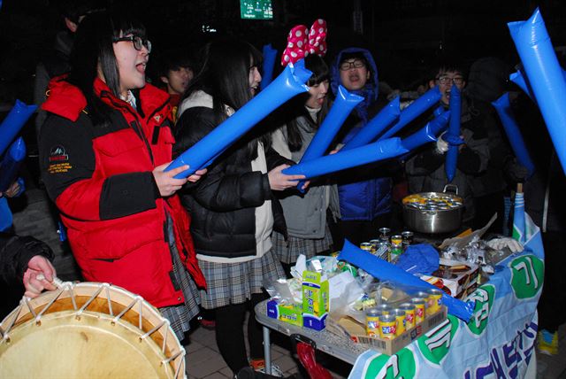 13일 대학수학능력시험 제56지구 1시험장인 청주고에 한국교원대 부설 고등학교 학생들이 이른 새벽부터 나와 선배들의 수능 대박을 기원하는 응원전을 펼치고 있다. 뉴시스