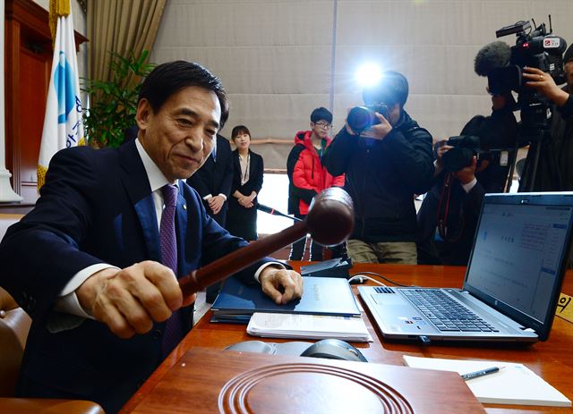 이주열 한국은행 총재가 13일 오전 서울 중구 한국은행 본관에서 열린 금융통화위원회 본회의를 주재하며 회의시작을 알리는 의사봉을 두드리고 있다. 연합뉴스