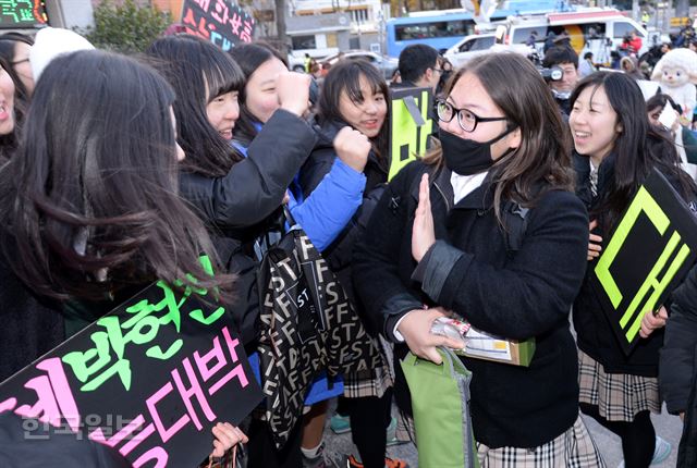 2015학년도 대학수학능력시험일인 13일 오전 서울 종로 풍문여고에서 한 수험생이 후배들의 응원을 받으며 고사장으로 향하고 있다. 홍인기기자 hongik@hk.co.kr