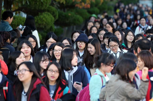 대학수학능력시험 날인 13일 오후 울산여자고등학교에서 수능을 마친 수험생들이 나오고 있다. 연합뉴스