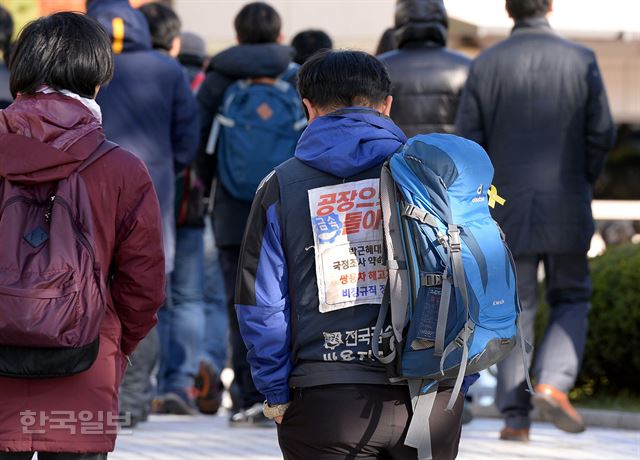 13일 오후 대법원 판결 결과를 들은 쌍용차 해고노동자들이 서울 서초구 대법원 청사를 나서고 있다. 그들의 어깨가 한없이 쳐져 보인다. 한주형 인턴기자 (한양대 미디어커뮤니케이션학과 3)