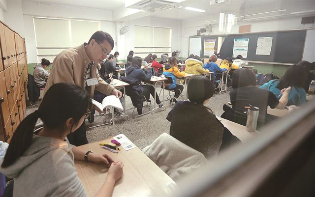 2015학년도 대학수학능력시험이 치러진 13일 오전 서울 강남구 압구정고등학교에서 수험생들이 시험 시작을 기다리고 있다. 연합뉴스