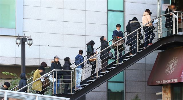 2015학년도 대학수학능력시험 다음날인 14일 오전 서울 강남구의 한 학원 앞에 논술과목 수강신청을 하려는 수험생과 학부모들이 줄을 서 있다. 연합뉴스