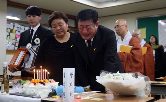 지난 1일 세월호 참사 197일만에 수습된 황지현 양의 경기도 안산 단원고 교실에서 아버지가 눈물을 흘리고 있는 모습.