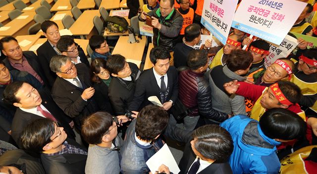 13일 오후 정부 대전청사에서 예정됐던 '충청권 공무원연금 개혁 국민포럼'에 참석하려는 박경국(왼쪽) 안전행정부 제1차관을 공무원노조원들이 막아서고 있다. 이날 포럼도 결국 공무원노조의 저지로 무산됐다. 지난 4일 영남권 포럼이 무산된 데 이어 다섯 번째다. 대전=연합뉴스