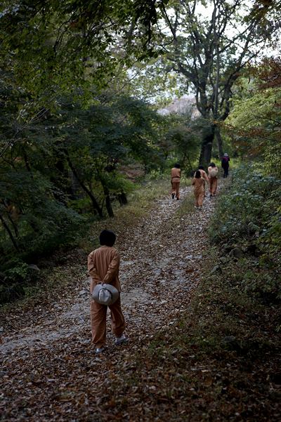 마음치유라는 의미의 힐링이 세속적 욕망과 결합돼 욕구충족 수단으로 변질되고 있다. 정신건강의학과 전문의들은 "성찰과 반성을 통해 자기 자신을 돌아보는 것이 진정한 힐링"이라고 했다. 한국불교문화사업단 제공