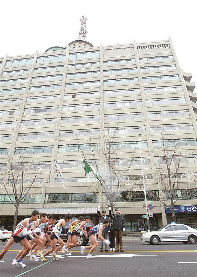 경부 역전 마라톤 서울출발. 종로구 중학동 한국일보 본사앞에서 출발총성을 울렸다.