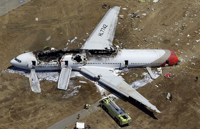 지난해 7월 미국 샌프란시스코공항 착륙 사고 당시 파손된 아시아나항공 소속 B777 항공기의 모습. 국토교통부는 이 사고의 책임을 물어 14일 아시아나항공에 인천-샌프란시스코 노선 운항정지 45일 처분을 내렸다. 연합뉴스