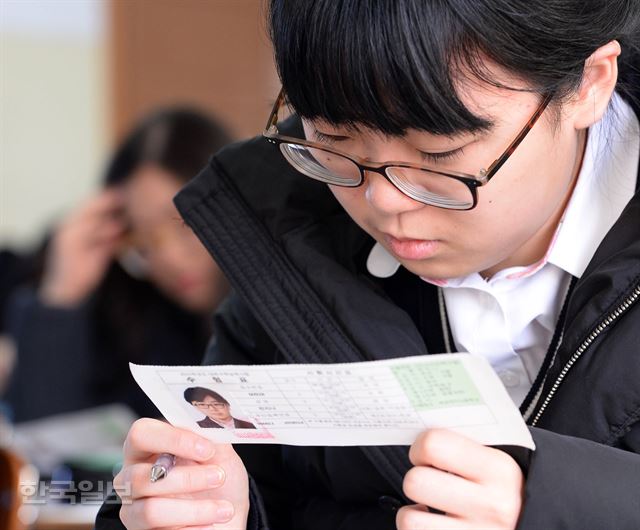 2015학년도 대학수학능력시험을 치른 서울 풍문여고 학생들이 14일 가채점 결과를 확인하고 있다. 배우한기자 bwh3140@hk.co.kr