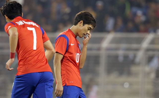 14일 오후(한국시간) 요르단 암만 킹 압둘라 국제경기장에서 열린 한국과 요르단의 축구 평가전에서 박주영이 얼굴을 만지고 있다. 연합뉴스