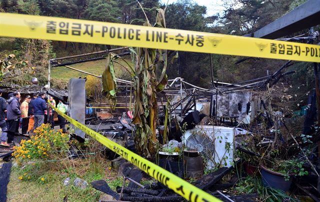 전남 담양군 대덕면 한 펜션에서 불이나 4명이 숨지고 6명이 부상을 입은 가운데 16일 오전 소방과 경찰이 화재 현장에서 조사를 벌이고 있다. 뉴시스