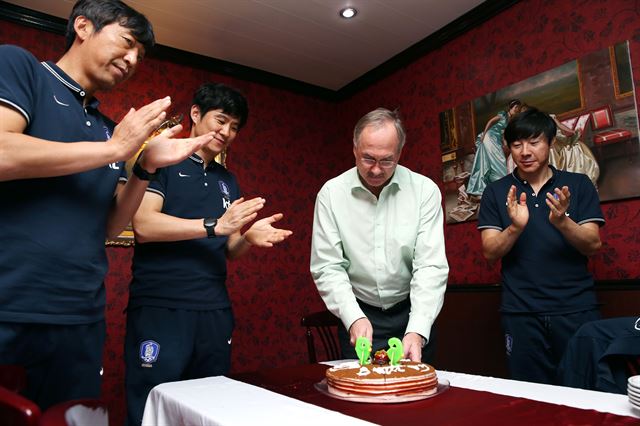 15일(현지시간) 이란 축구대표팀과의 평가전을 위해 수도 테헤란에 도착한 국가대표축구팀 울리 슈틸리케 감독이 숙소인 테헤란 에스테그랄 호텔에서 자신의 60세 생일 케이크를 받은 뒤 포즈를 취하고 있다. 축구대표팀 선수들과 코칭스태프는 60번째 생일을 맞은 슈틸리케 감독을 위해 대표팀의 저녁 식사 시간에 간소한 세리머니를 마련했다. 슈틸리케는 축하 케이크를 받으며 시종일관 흐뭇한 미소로 기뻐했다고 축구대표팀은 전했다. 대한축구협회제공