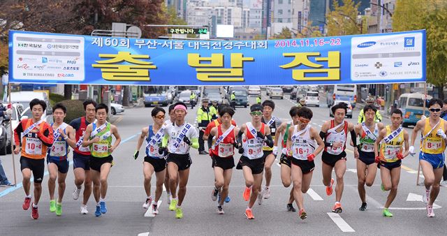 60회, 환갑을 맞이한 부산~서울대역전경주대회(경부역전마라톤)의 깃발아래 전국 17개 시ㆍ도 대표 철각들이 16일 오전 부산시청앞 광장에 모였다. 1955년 첫 출발총성을 울린 경부역전마라톤은 엘리트 선수들이 출전하는 대회로 그동안 황영조, 이봉주 등 한국 대표 마라토너들을 길러낸 등용문으로 자리매김했다. 부산=왕태석기자 kingwang@hk.co.kr