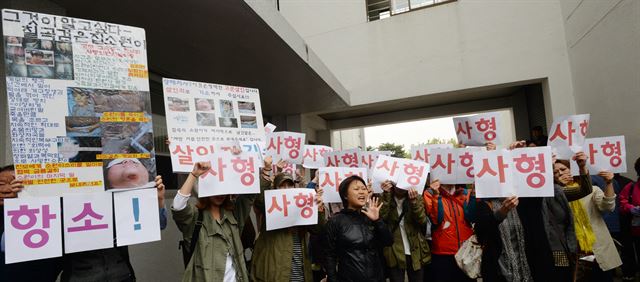 지난 4월, 칠곡 9세 여아를 때려 숨지게 한 혐의로 구속 기소된 계모 A(36)씨의 선고 공판이 열린 대구지법에서 인터넷 카페와 시민단체 회원들이 낮은 형량에 대해 울분을 토하며 사형을 주장하고 있다. 뉴시스 자료사진