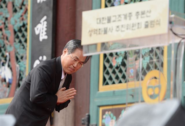 17일 오후 서울 견지동 조계사 대웅전 앞에서 열린 대한불교조계종 총본산 성역화불사 추진위원회 출범식에서 우윤근 새정치민주연합 원내대표가 합장하고 있다. 뉴시스