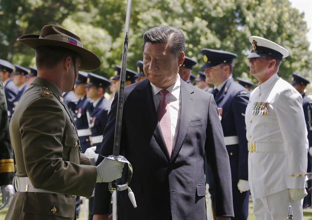 주요 20개국(G20) 정상회의 참석차 호주를 방문한 시진핑(가운데) 중국 국가주석이 17일 캔버라 총독 관저에서 의장대를 사열하고 있다. 캔버라=로이터 연합뉴스