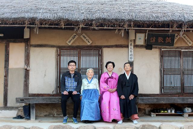 상주동학교당에 거주하는 교주 김주희의 후손 3대(代)가 '동학아리랑 창작기념공연'이 열린 지난달 3일 북재 앞에서 포즈를 취하고 있다. 좌측부터 김주희의 증손 김인경, 며느리 곽아기, 손부 이점순, 손자 김정선씨.