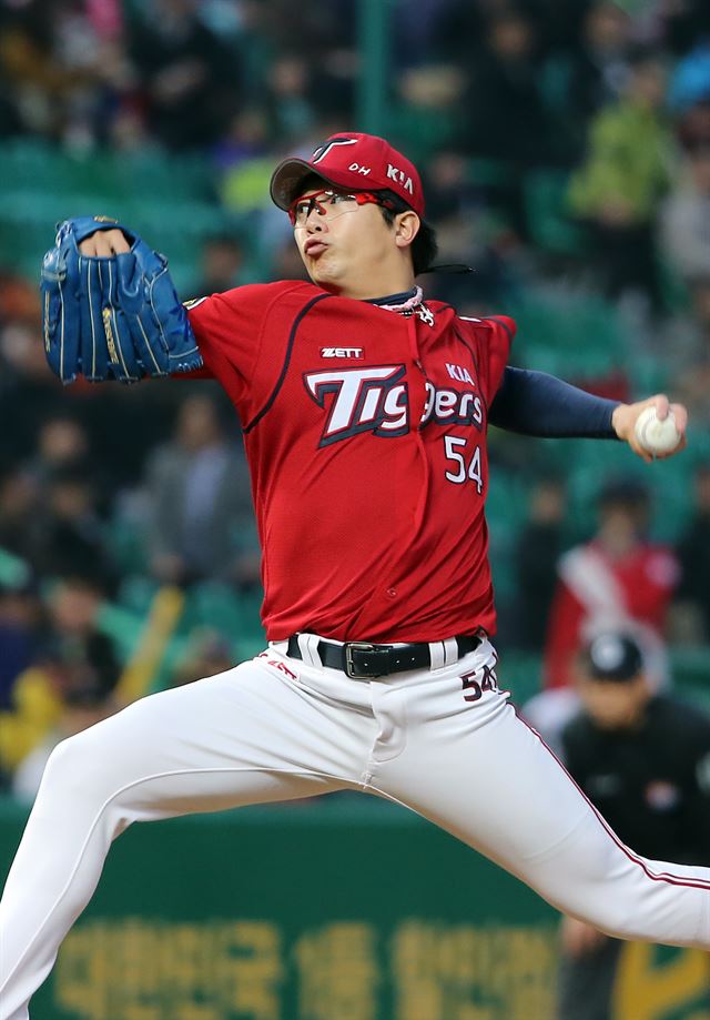 한국야구위원회(KBO)는 KIA 타이거즈의 요청에 따라 미국 메이저리그(MLB)사무국에 "왼손 투수 양현종(26)을 30개 구단에 포스팅해 달라"고 요청했다고 17일 밝혔다. 지난 4월 인천 문학구장에서 열린 2014 프로야구 SK 와이번스를 맞아 기아 선발 투수 양현종이 역투하고 있다. 연합뉴스