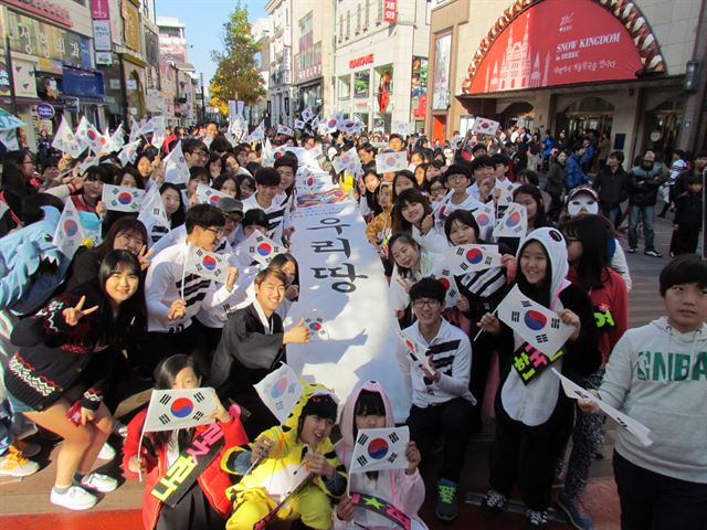 독도바로니 회원들이 지난 16일 대구 지역 번화가인 동성로 대구백화점 앞 광장에서 독도사랑 퍼포먼스를 펼치고 있다./2014-11-18(한국일보)