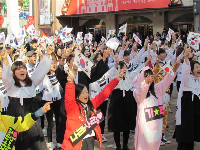 독도바로니 회원들이 지난 16일 대구 지역 번화가인 동성로 대구백화점 앞 광장에서 독도사랑 퍼포먼스를 펼치고 있다./2014-11-18(한국일보)