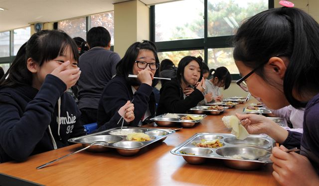 무상복지 재원 부담에 대한 논란이 가열되는 가운데 무상급식 재원이 지난 4년 동안 5배로 늘어난 것으로 나타났다. 사진은 서울 교동초등학교에서 5학년 학생들이 점심식사를 하고 있는 모습. 한국일보 자료사진