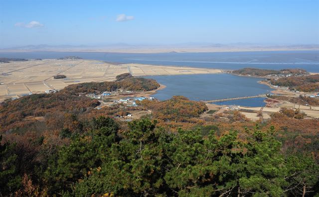 화개산 북쪽으로 고구저수지가 보인다. 그 너머가 서해다. 바다 뒤로 펼쳐지는 육지가 북한 황해남도 연안군이다.